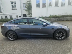 TESLA Model 3 Thumbnail 8