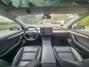 TESLA Model 3 Thumbnail 2