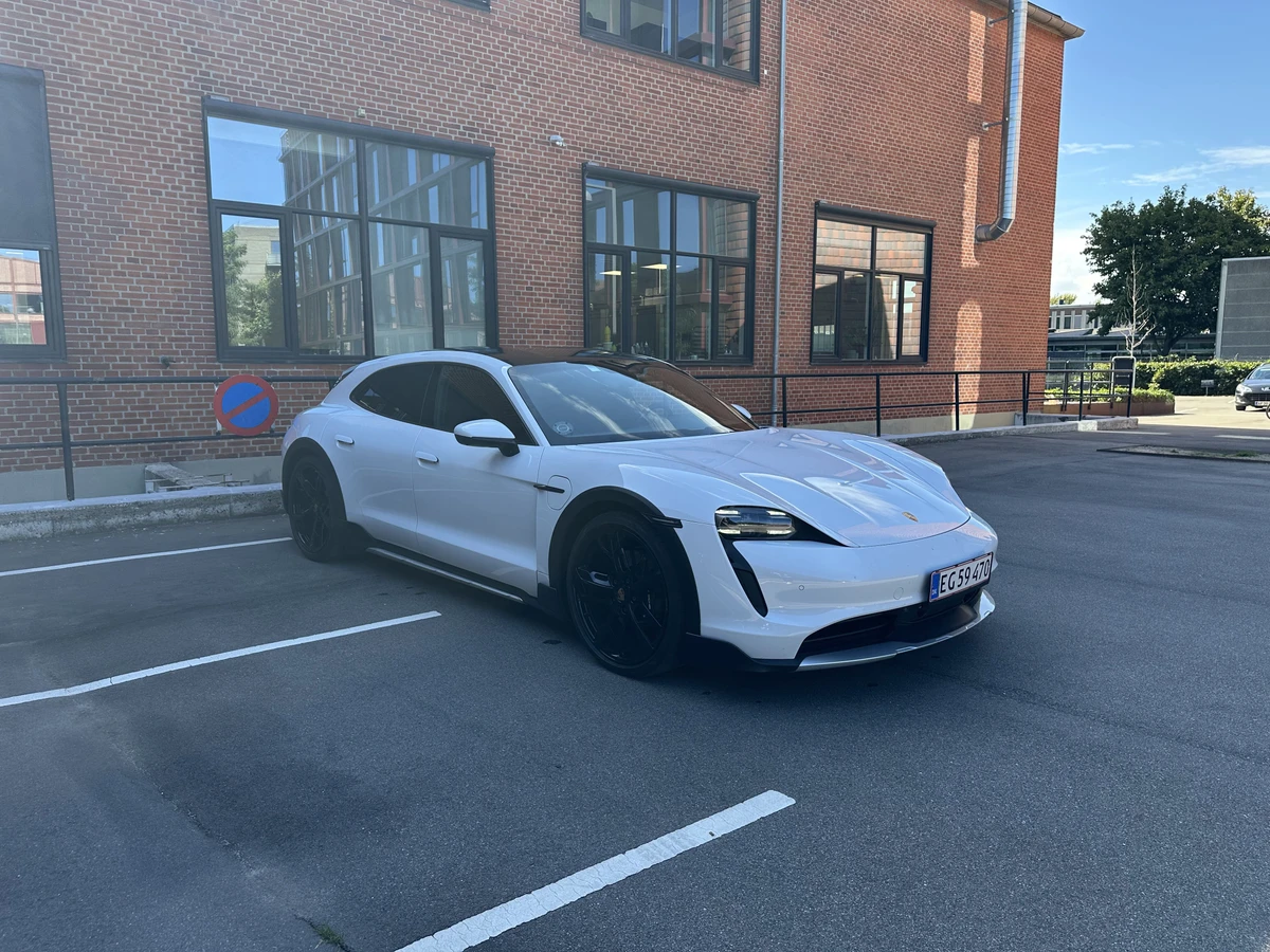 PORSCHE Taycan 4