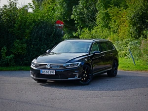 VOLKSWAGEN Passat Thumbnail 2