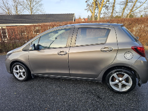 TOYOTA Yaris Thumbnail 7