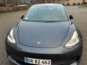 TESLA Model 3 Thumbnail 4