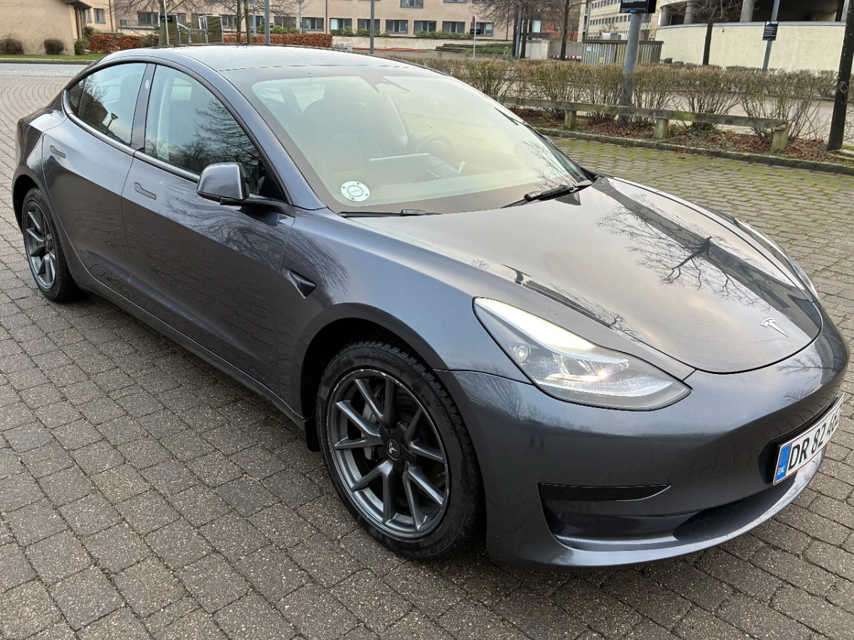TESLA Model 3 1