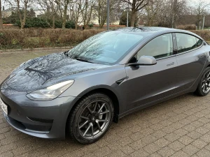 TESLA Model 3 Thumbnail 5