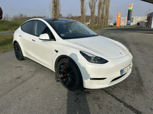 TESLA Model Y Thumbnail 4