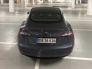 TESLA Model 3 Thumbnail 3