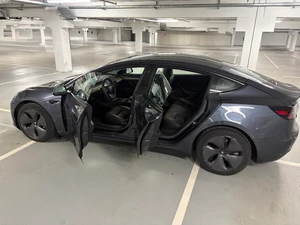 TESLA Model 3 Thumbnail 4