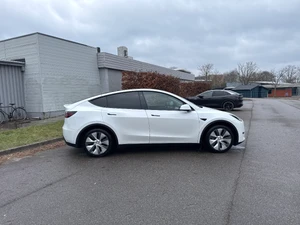 TESLA Model Y Thumbnail 4