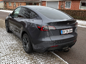 TESLA Model Y Thumbnail 3