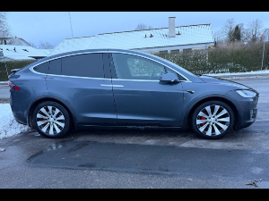 TESLA Model X Thumbnail 5