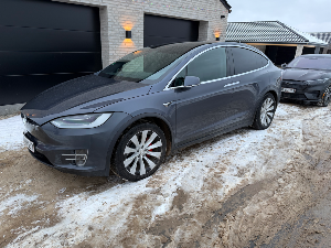 TESLA Model X Thumbnail 1