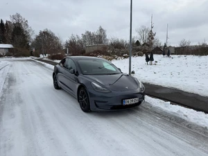 TESLA Model 3 Thumbnail 2