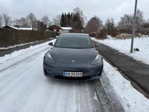 TESLA Model 3 Thumbnail 1