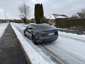 TESLA Model 3 Thumbnail 3