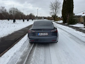 TESLA Model 3 Thumbnail 4