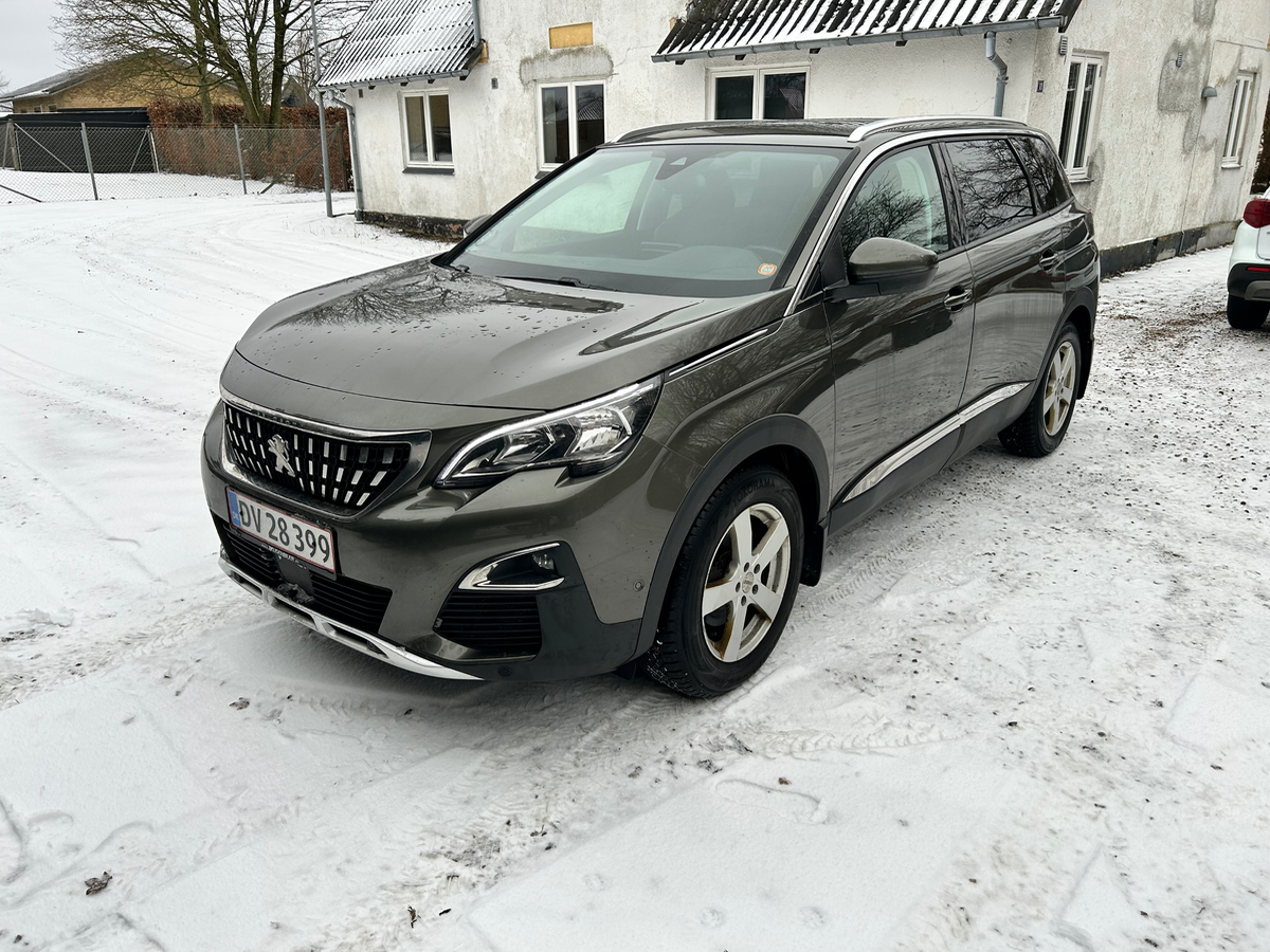 PEUGEOT 5008 1