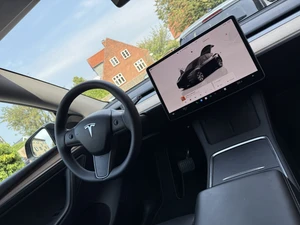 TESLA Model Y Rwd Thumbnail 9