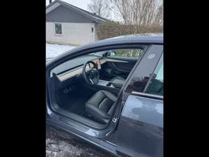 TESLA Model 3 Thumbnail 5