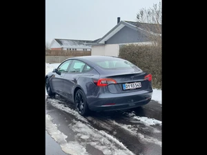 TESLA Model 3 Thumbnail 4