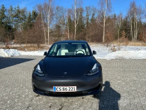 TESLA Model 3 Thumbnail 3