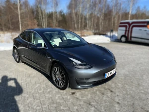 TESLA Model 3 Thumbnail 2