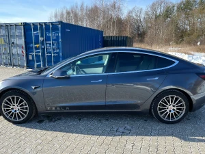 TESLA Model 3 Thumbnail 6