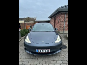 TESLA Model 3 Thumbnail 2