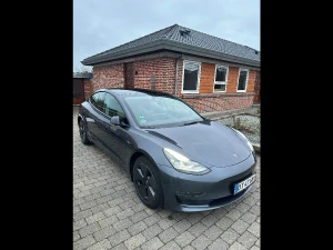 TESLA Model 3 Thumbnail 4