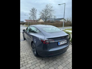 TESLA Model 3 Thumbnail 6