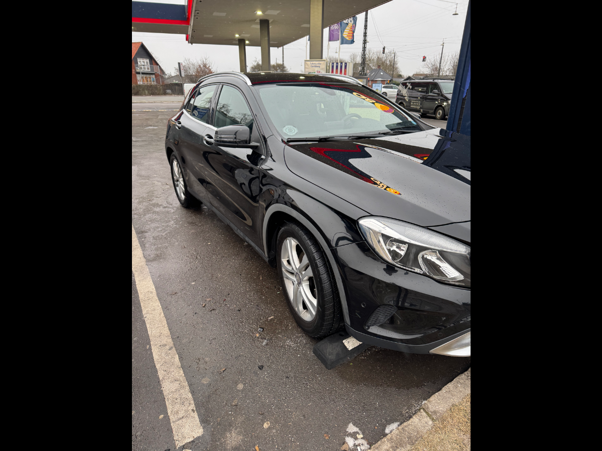 MERCEDES-BENZ Gla 200