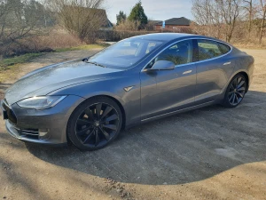 TESLA S Thumbnail 1