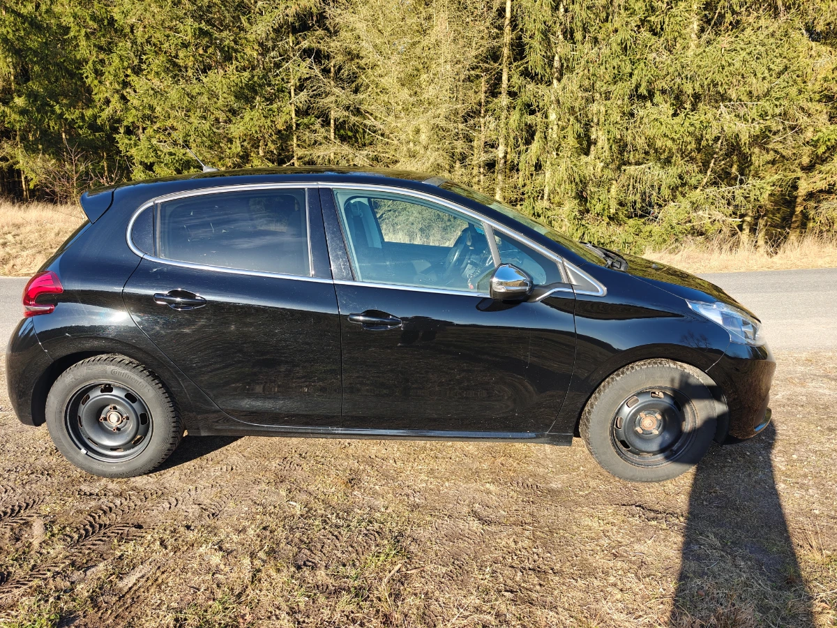 PEUGEOT 208 Thumbnail 4
