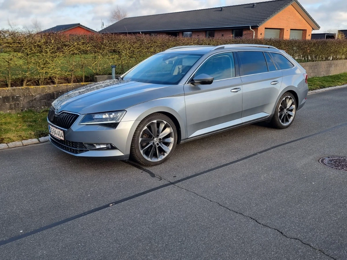 SKODA Superb Thumbnail 1