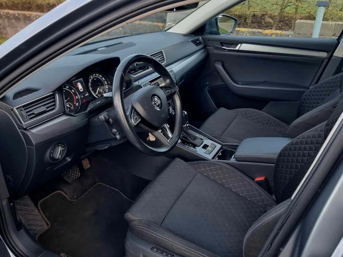 SKODA Superb Thumbnail 3