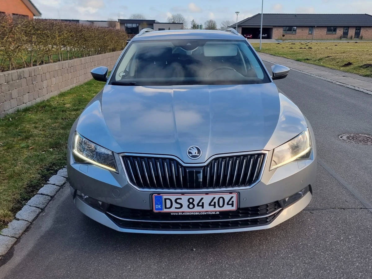 SKODA Superb Thumbnail 4