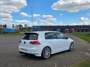 VOLKSWAGEN Golf Thumbnail 3