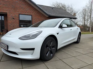 TESLA Model 3 Thumbnail 1