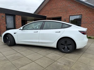 TESLA Model 3 Thumbnail 5