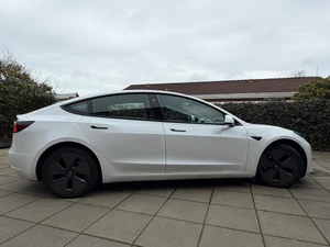 TESLA Model 3 Thumbnail 2