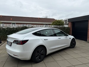 TESLA Model 3 Thumbnail 4