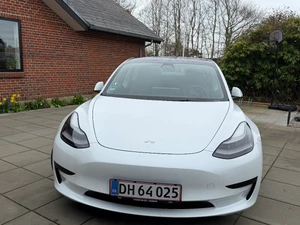 TESLA Model 3 Thumbnail 3