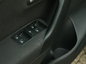 VOLKSWAGEN Polo Thumbnail 3