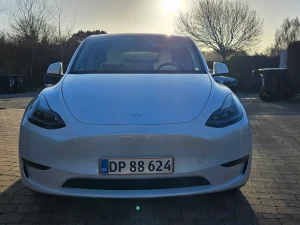 TESLA Model Y Thumbnail 6