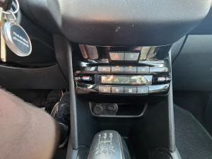 PEUGEOT 208 Thumbnail 13