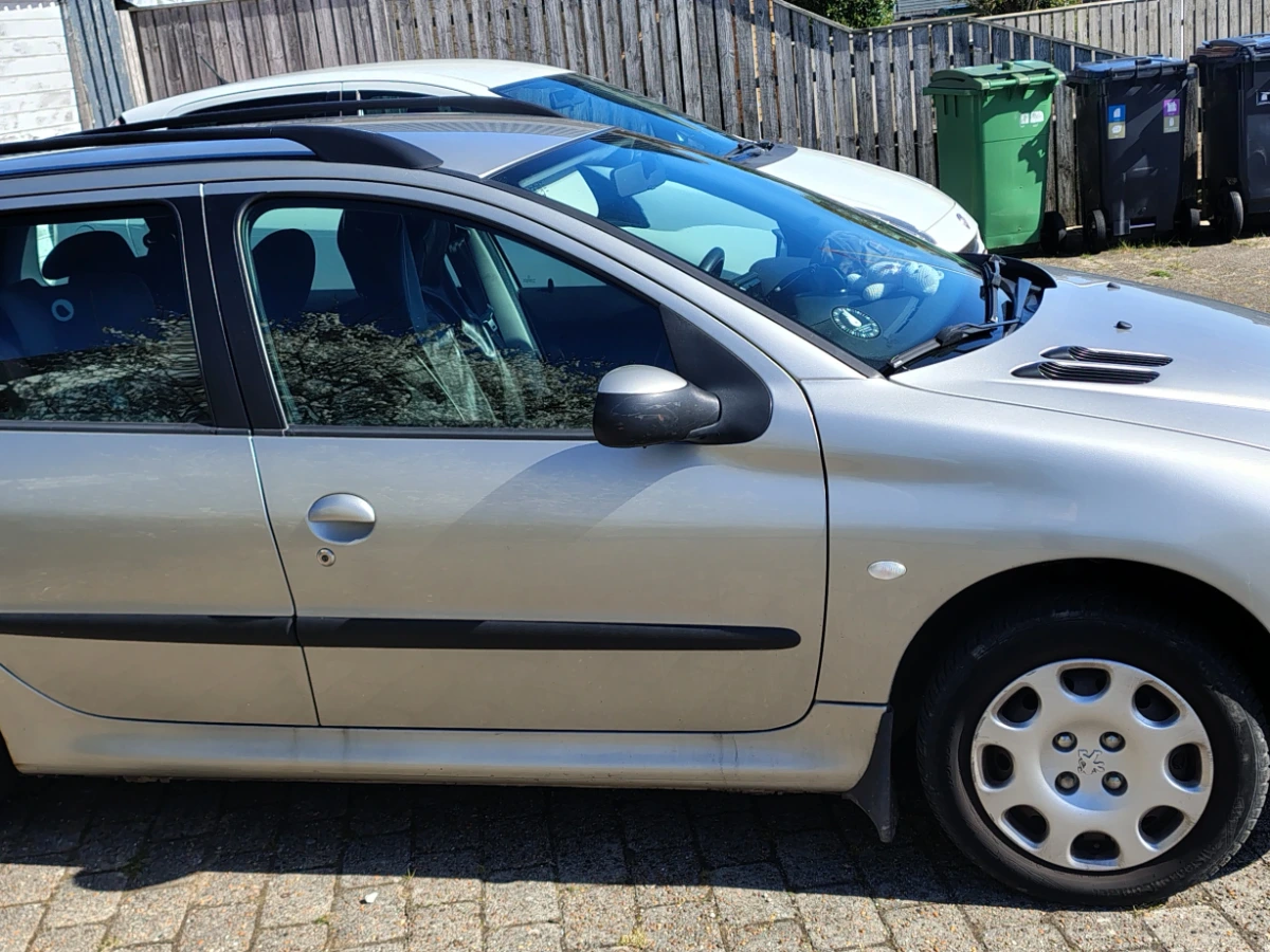 PEUGEOT 206