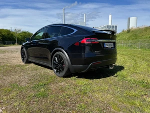 TESLA Model X Thumbnail 6