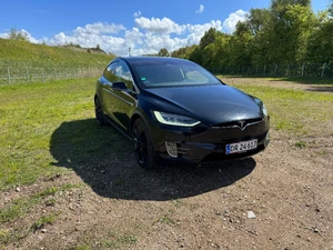 TESLA Model X Thumbnail 1