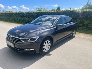 VOLKSWAGEN Passat Thumbnail 1