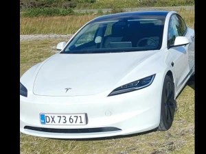 TESLA Model 3 Thumbnail 1