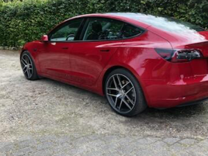 TESLA Model 3 Thumbnail 4